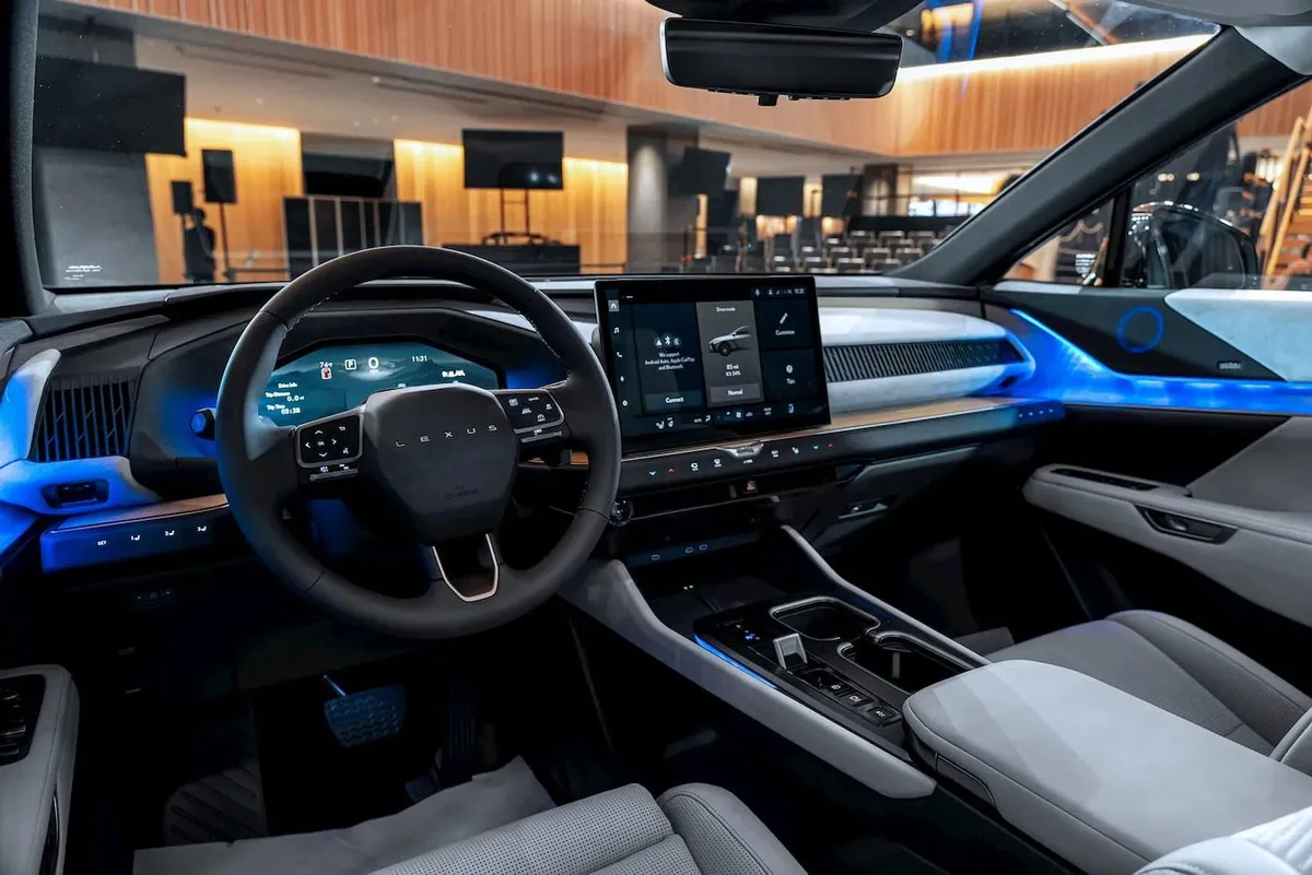 Приборная панель Lexus TZ с мультимедиа