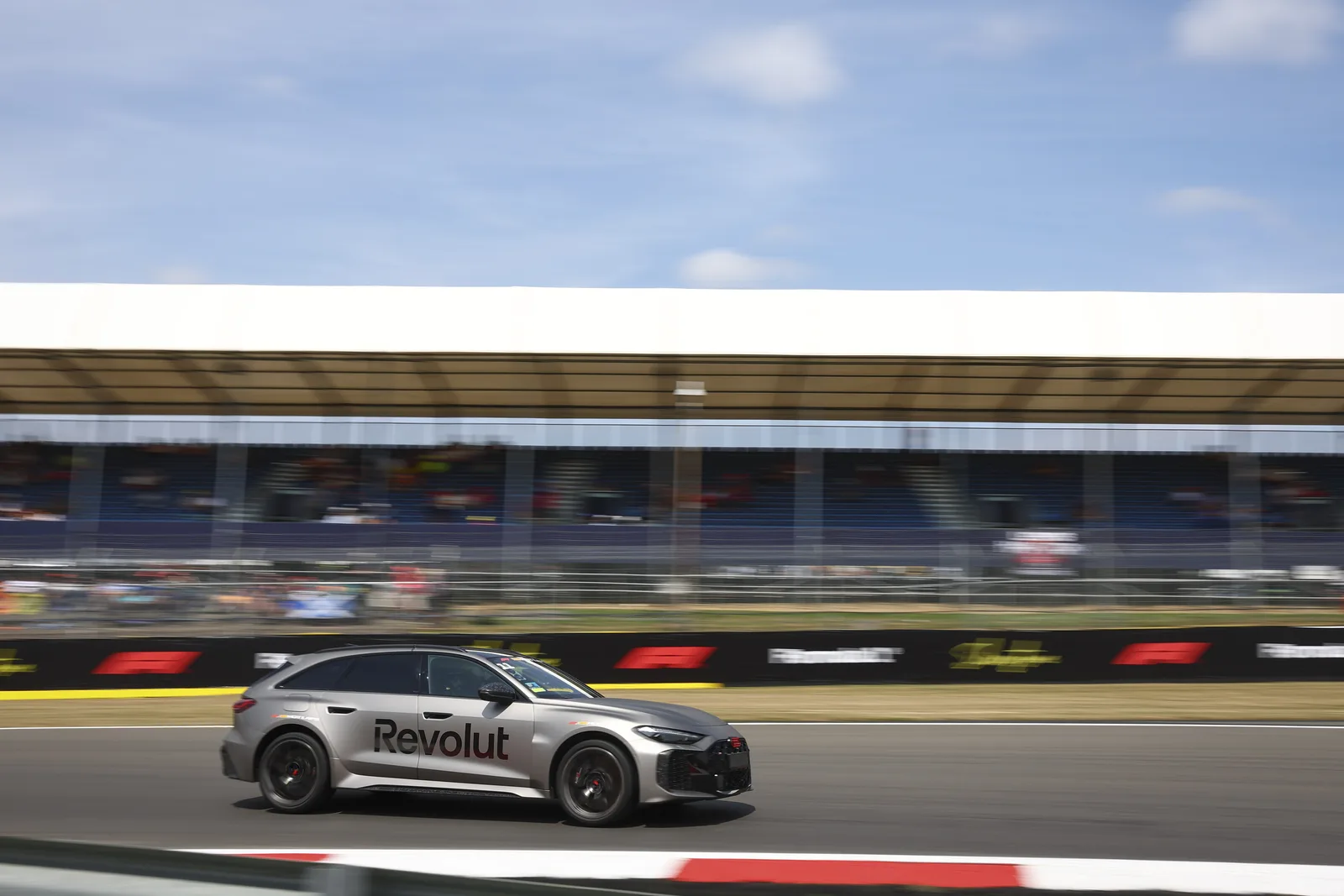 Audi RS 5 Avant в заезде на трассе Сильверстоун