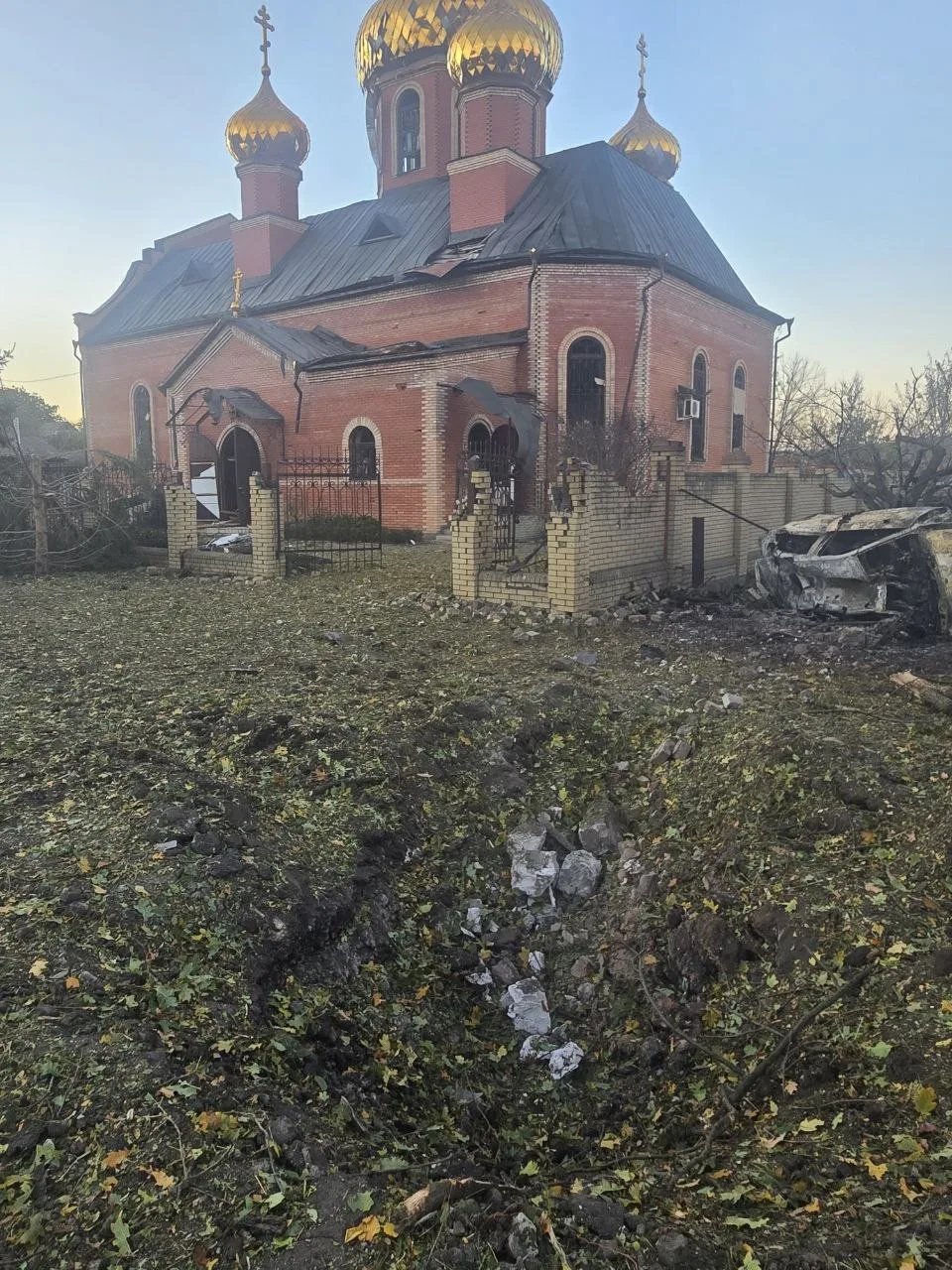 Пошкоджені купол і дах Покровського храму внаслідок обстрілу Краматорська