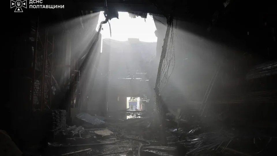 Унаслідок ворожої атаки у Полтаві пошкоджено торгівельний центр, постраждала людина 