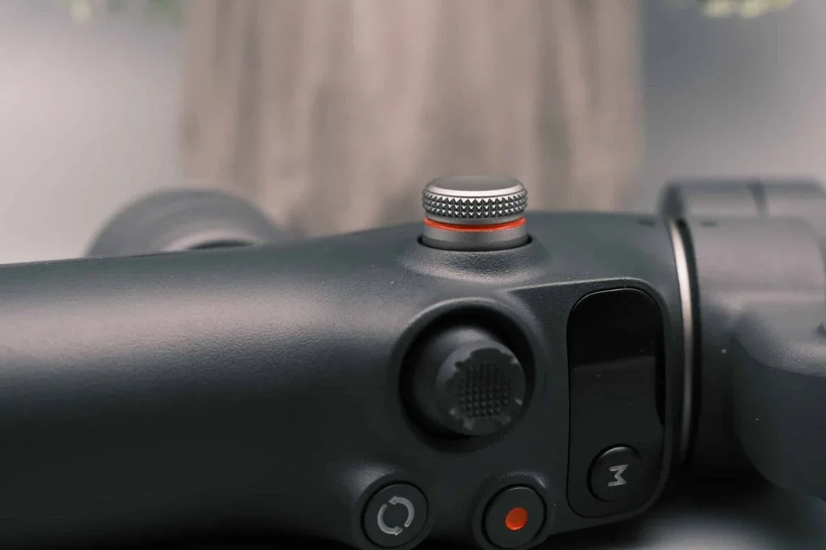 Рукоятка стабилизатора DJI Osmo Mobile 7P крупным планом: джойстик и кнопки управления