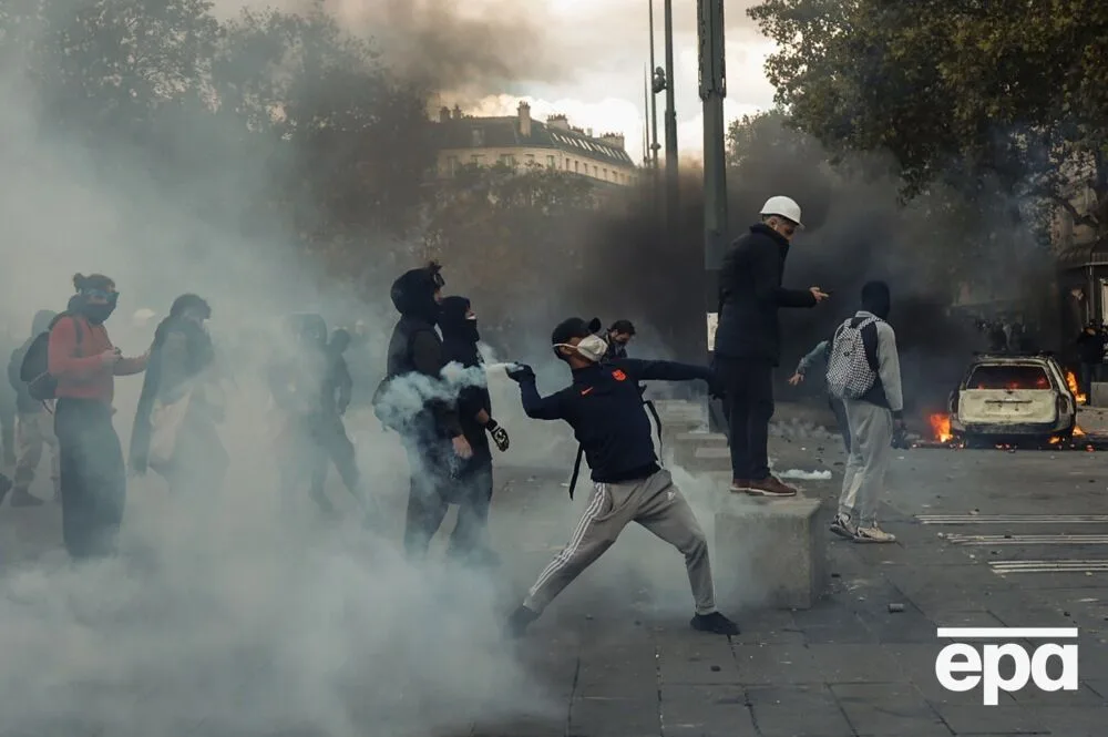 У Франції протести переросли в погроми і заворушення. Підпалили історичну ратушу, сотні поранених. Фоторепортаж