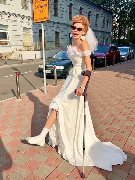 Елена-Кристина Лебедь с костылями
