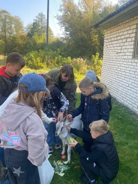 Таємниці дикої природи: на Волині шукали сліди бобрів, а зустріли рідкісного яскраво-блакитного птаха (фото)