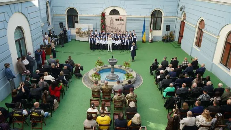 Що відбувається у центрі Чернівців зараз: фоторепортаж з Дня міста