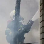 У Домажирі на Яворівщині рятувальники врятували чоловіка з палаючого будинку