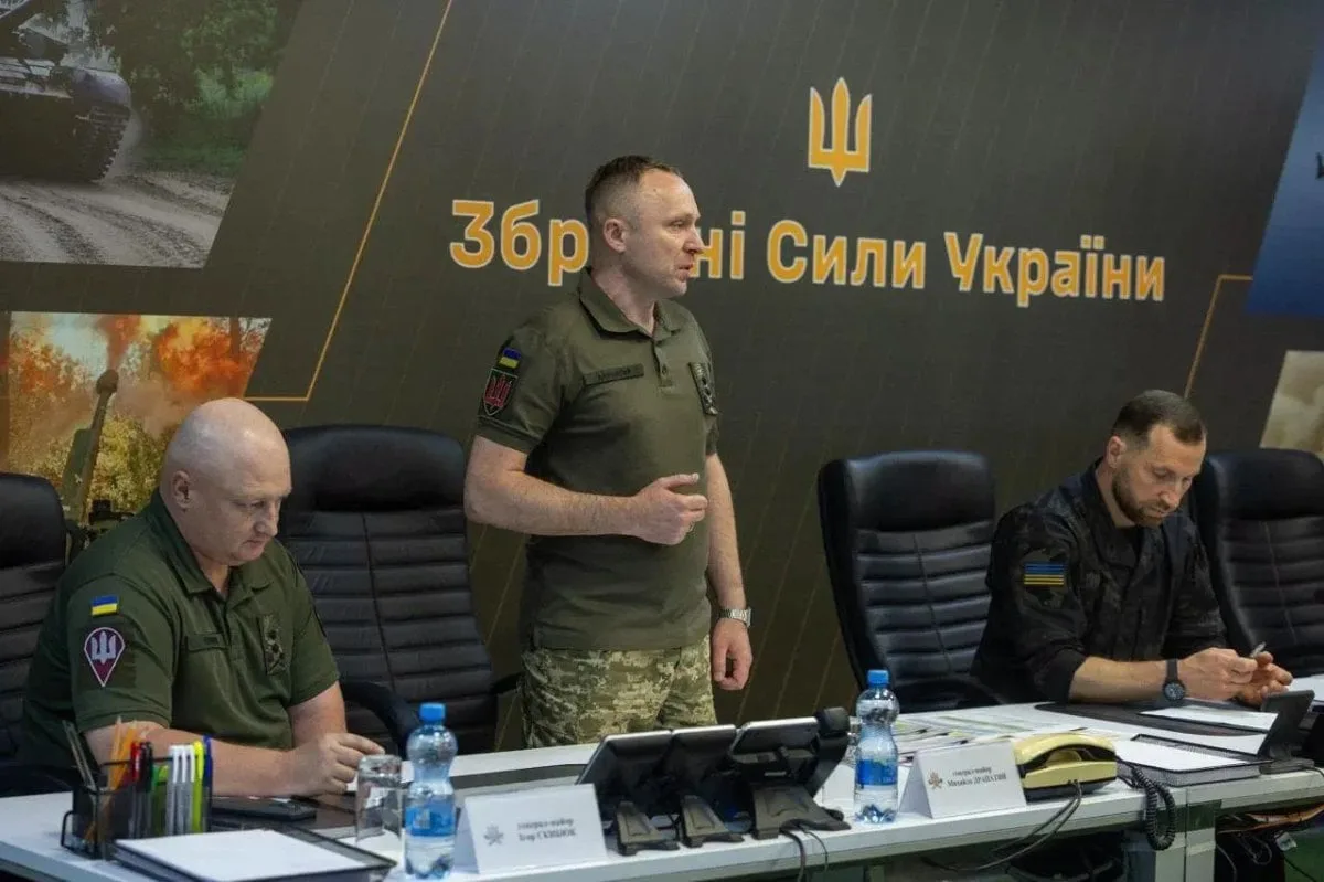 начальник Генштабу Ігор Скибюк, Головнокомандувач ЗСУ Михайло Драпатий та міністр оборони Євгеній Хмара (праворуч)