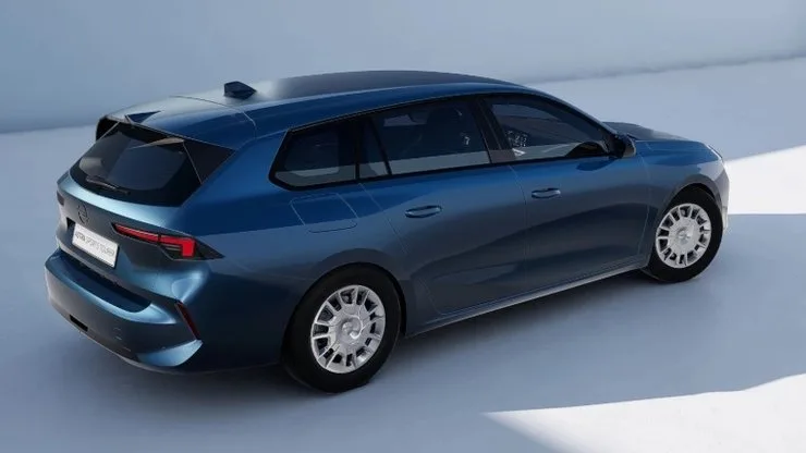 Синий универсал Opel Astra Sports Tourer в базовой комплектации Start, вид сзади в три четверти