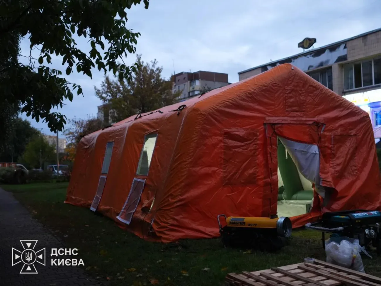 Зеленський заявив про одну з найбільших атак на енергетику. Де найскладніша ситуація зі світлом