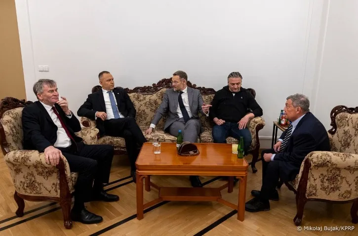Сутички, штовханина з суддями та звинувачення у перевороті: у Польщі відсторонили керівництво Конституційного трибуналу