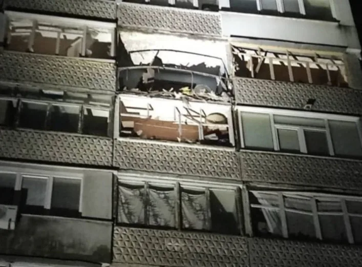 У Сумах дрон влучив у багатоповерхівку