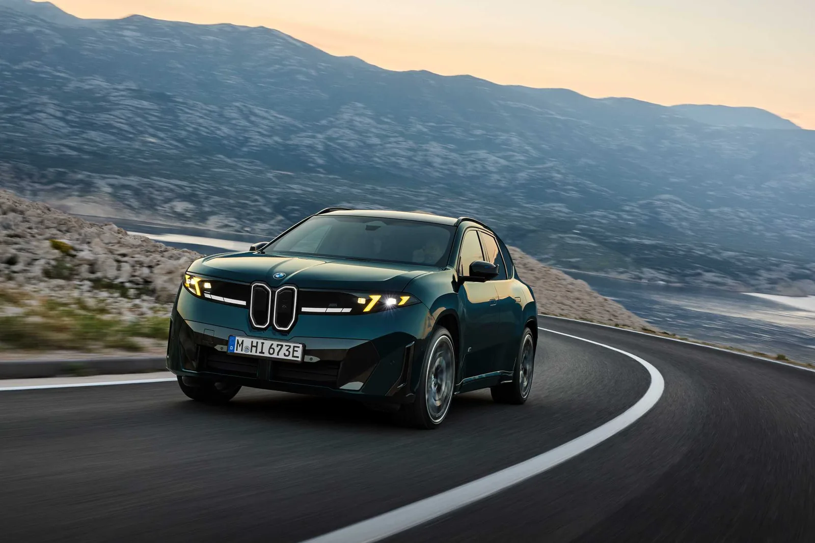 iX3 M60 xDrive на горной дороге на закате