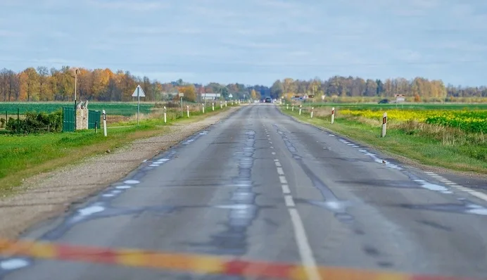 У Литві впав дрон: пошкодив автомобіль, що рухався дорогою
