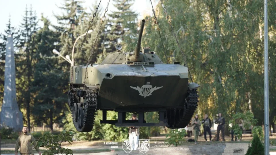 ДШВ евакуювали монумент БМД-1, який першим заїхав у Краматорськ під час його визволення у 2014 році 