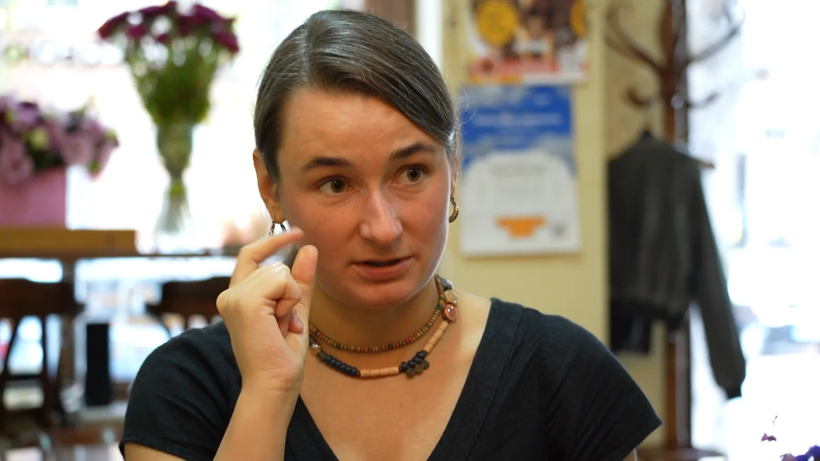 Молода жінка в темній сукні крупним планом