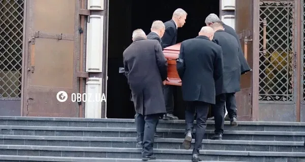 В Киеве сотни людей пришли попрощаться с комиком Александром "Веней" Венедчуком