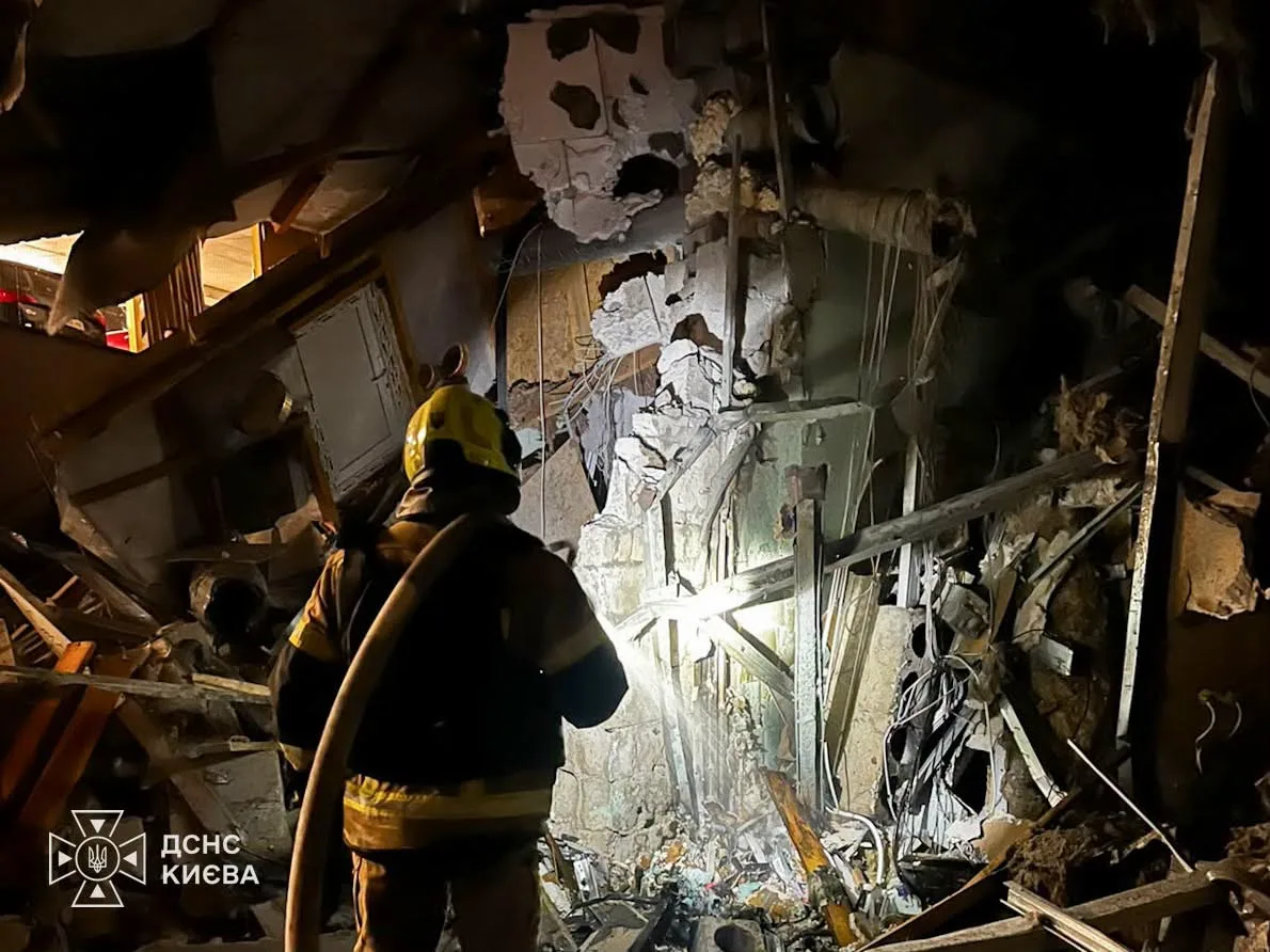 Одна людина загинула внаслідок нічної ворожої атаки на Київ (фото, відео) Одна людина загинула внаслідок нічної ворожої атаки на Київ (фото, відео)