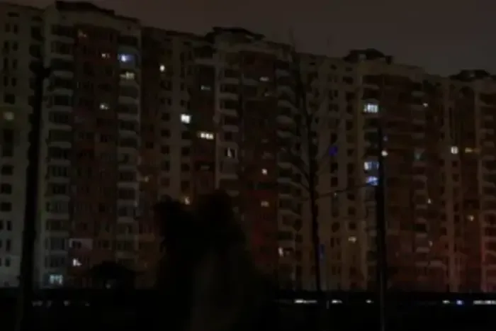 У Києві та передмістях частково зникло світло, фіксуються перепади напруги