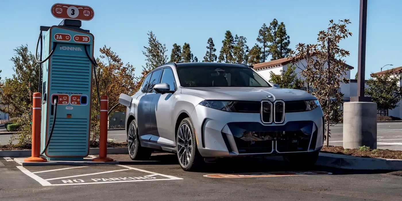 Електромобіль BMW iX5 здивував швидкістю зарядки