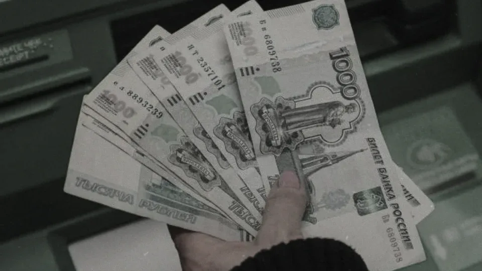 Знову під подушку: у росії стрімко зростає недовіра до банків та цифрових рублів 