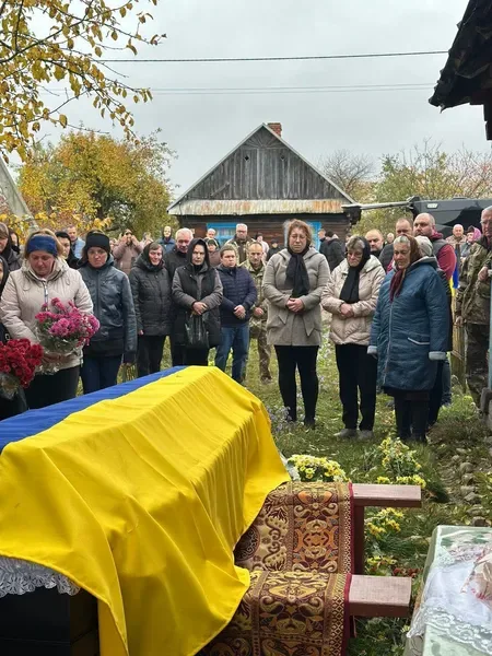 Помер від важкого поранення: на Волині попрощалися з Героєм Романом Лисюком (фото)