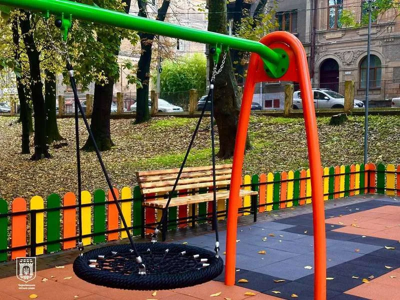 У парку Шевченка у Чернівцях відкрили інклюзивний дитячий майданчик У парку Шевченка у Чернівцях відкрили інклюзивний дитячий майданчик