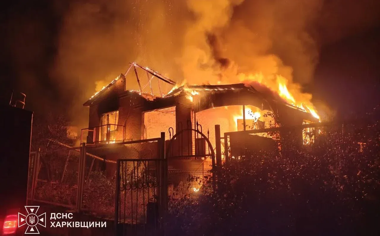 Палає приватний будинок вночі