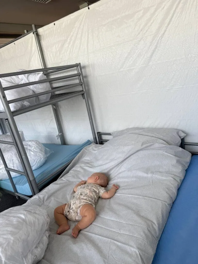 У Німеччині родину Федоренків на три тижні поселили в гуртожитку. Їм надали довгу кімнату, частину якої від сусіднього простору відділяла лише перегородка.