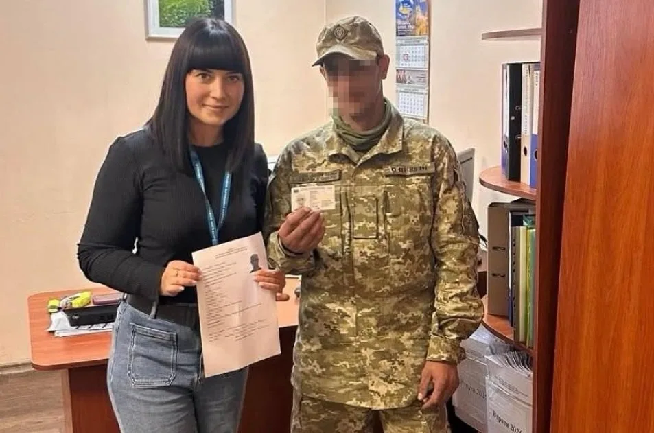 У Черкасах захисник в 29 років отримав свій перший паспорт