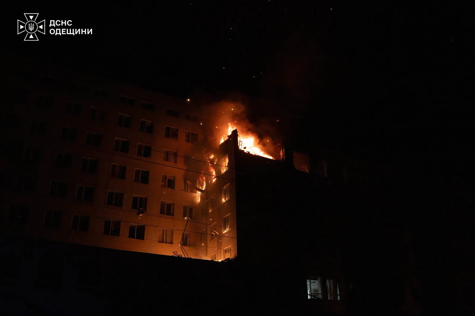 Російський удар по Одесі: пошкоджено бізнес-центр, є поранений