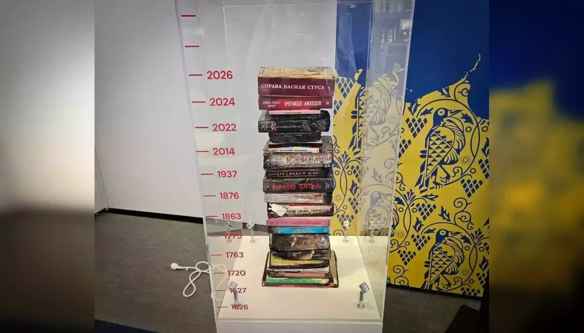 На Франкфуртському книжковому ярмарку представили інсталяцію з книг, вцілілих після атаки по «Ранку»