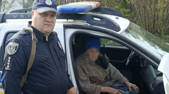 В болотяній місцевості за три кілометри від села: поліцейські розшукали зниклу 81-річну жінку