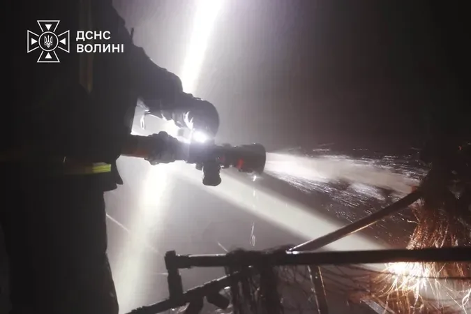 У Луцькому районі після російської атаки спалахнула пожежа на приватному підприємстві (фото)