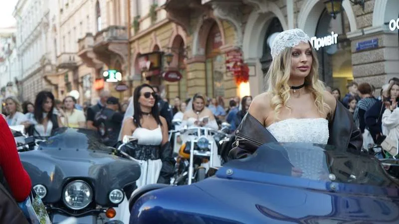 У Чернівцях влаштували байк-шоу з показом весільних суконь: фата, шкіряні куртки та рев моторів