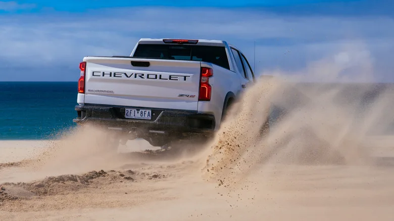 Silverado ZR2 вид сзади на песчаных дюнах
