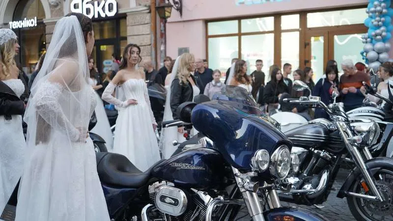 У Чернівцях влаштували байк-шоу з показом весільних суконь: фата, шкіряні куртки та рев моторів