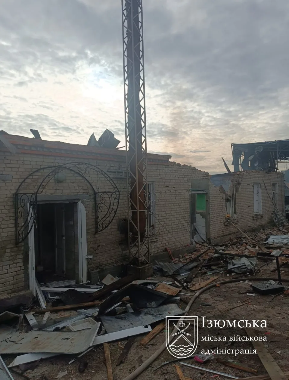 Місто на Харківщині зазнало масованого удару, постраждали люди