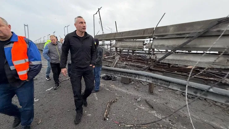 Фото Кличко на Южном мосту после удара со стороны РФ 27 октября