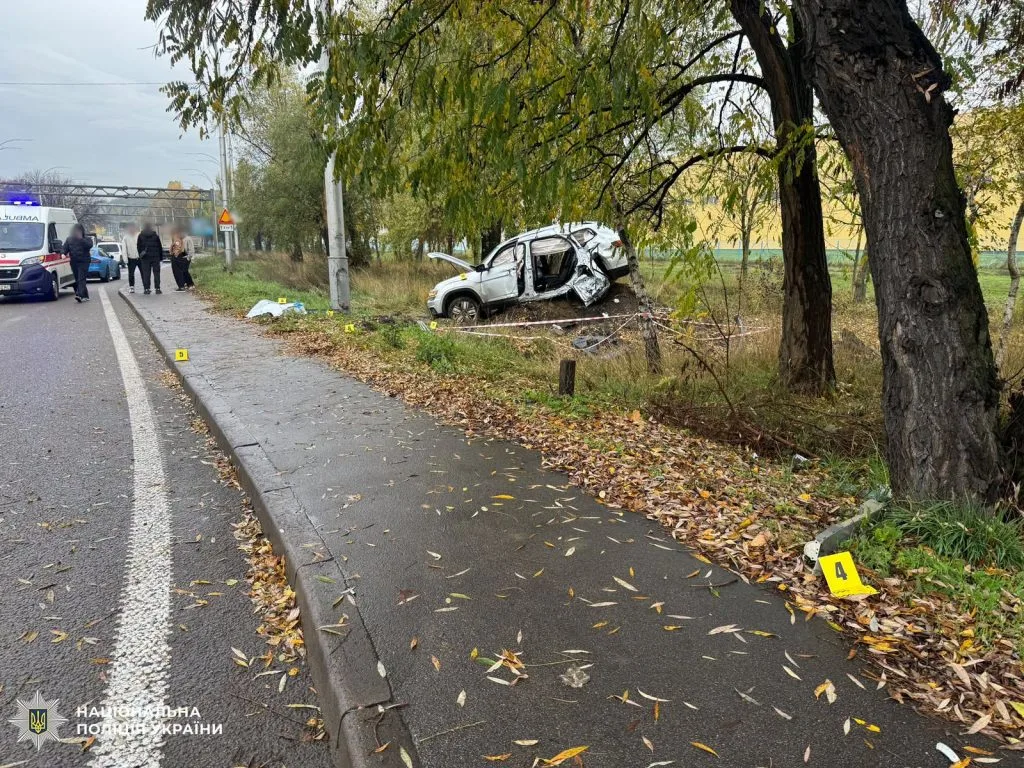 У Голосіївському районі джип врізався в електроопору: загинув пасажир, двоє травмованих У Голосіївському районі джип врізався в електроопору: загинув пасажир, двоє травмованих