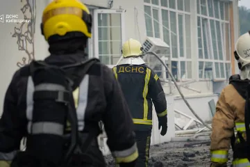 На Київщині через російську атаку поранений чоловік, пошкоджені будинки