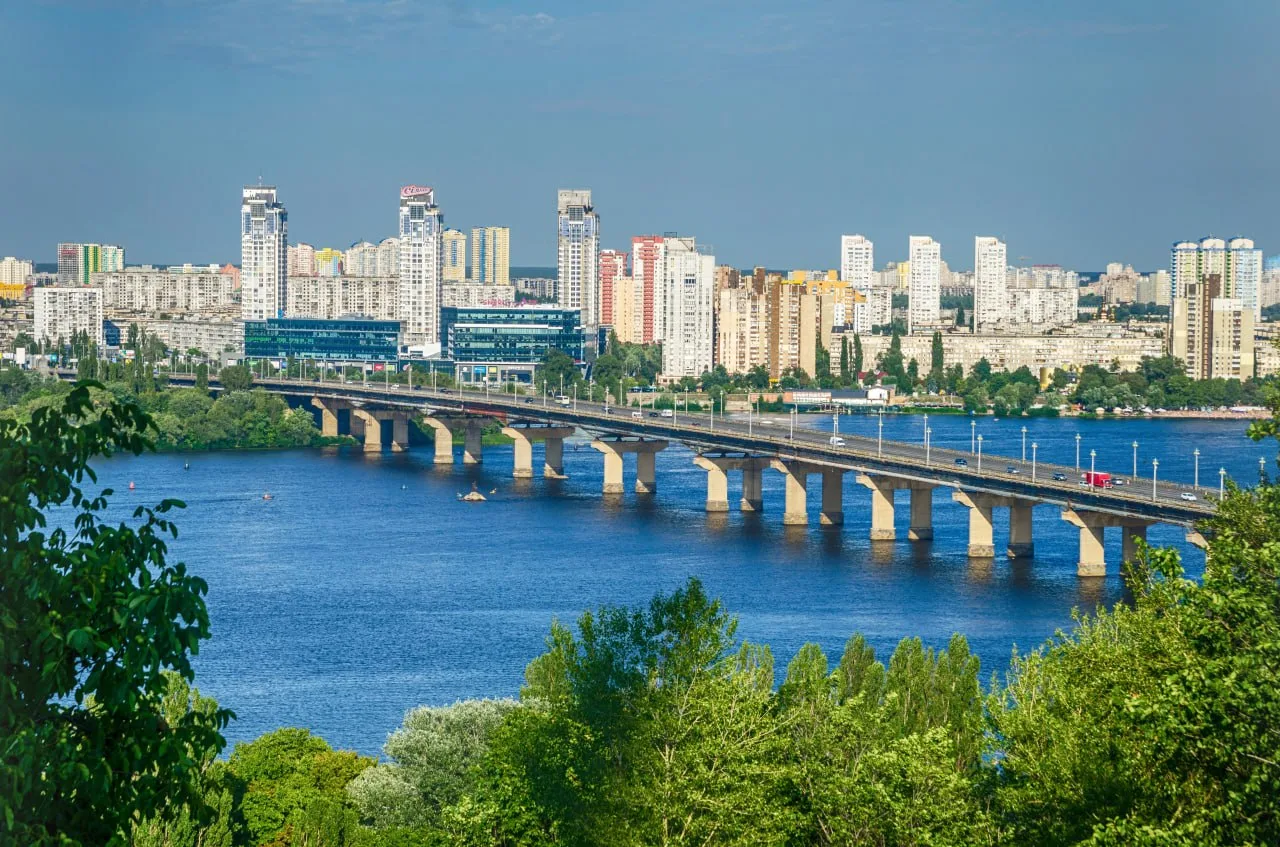 До 15 хвилин на початку тривоги: у Києві оновили правила руху мостами