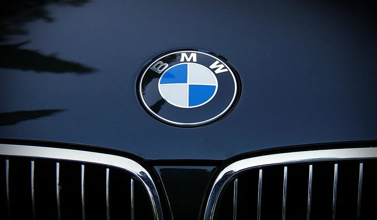 Увидела, как работники мерзнут по дороге на работу, и купила им BMW: поступок бизнесвумен поразил сеть