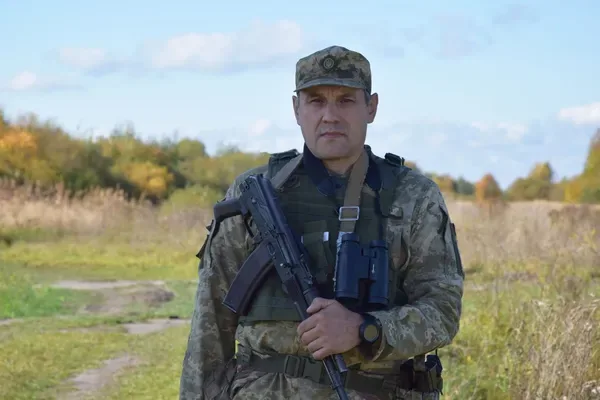 «Розколовся навпіл, але зупинив осколок»: історія прикордонника з Волині, якого врятував смартфон (фото)