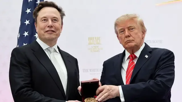 Ілон Маск отримує Національну наукову медаль від президента США Дональда Трампа під час саміту "Золота доба американських інновацій" в Інституті миру 8 жовтня 2026 року у Вашингтоні.