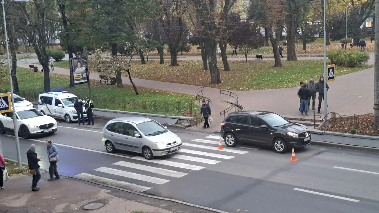 У центрі Чернігова позашляховик збив пішохода: потерпілого ушпиталили