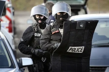 Чоловік відкрив вогонь по перехожих під Парижем: є загиблий і поранені