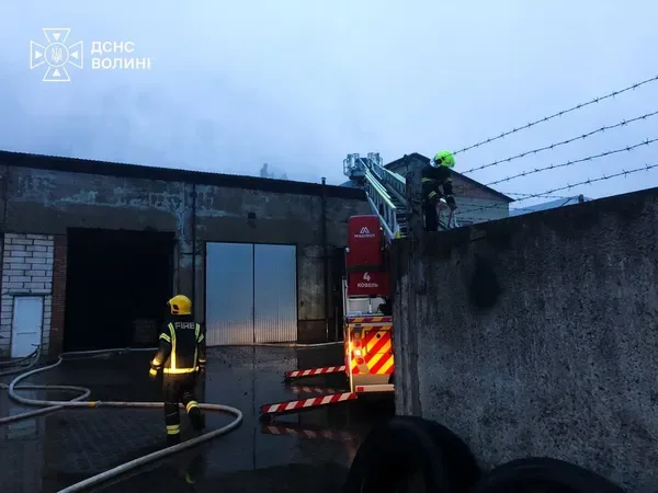 👨‍🚒 29 рятувальників гасили пожежу після атаки на Ковельщині: що відомо