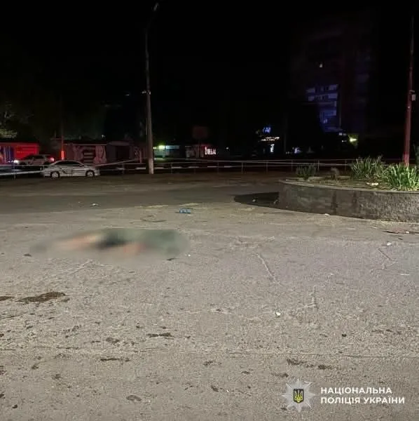 Двоє чоловіків побили хлопця до смерті біля супермаркету в Миколаєві