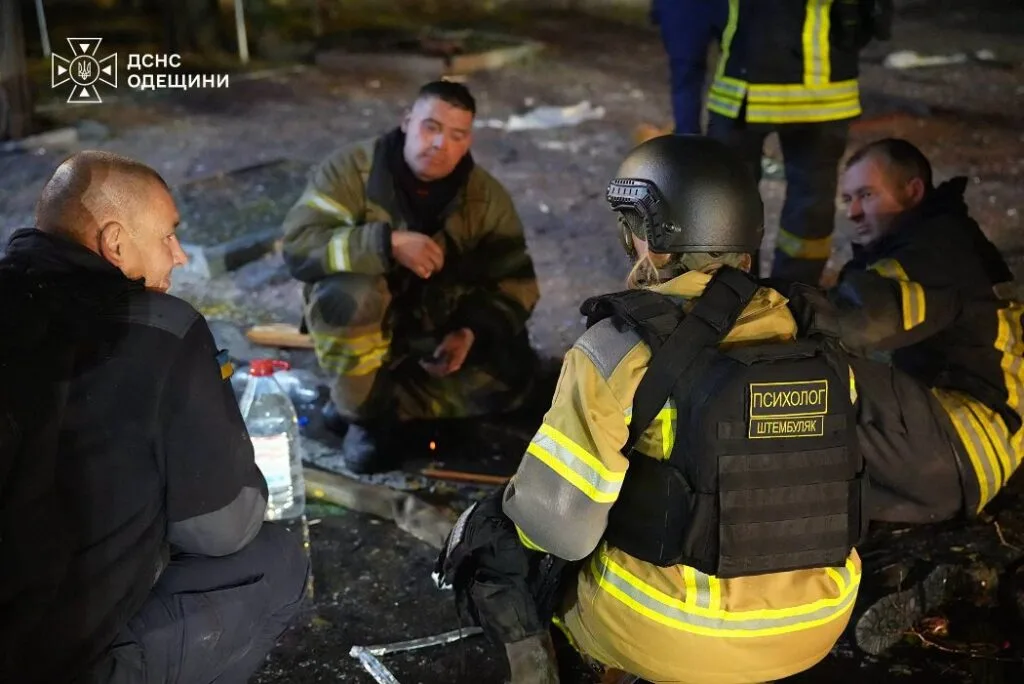 В Одесі під час ліквідації пожежі пролунав вибух: постраждали рятувальники і медик