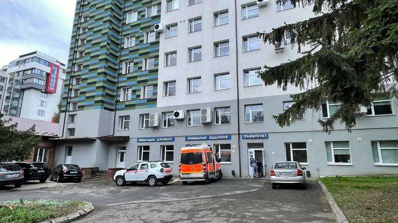 Чернівецька лікарня відтепер має власну сонячну станцію: скільки служитиме та хто допоміг облаштувати